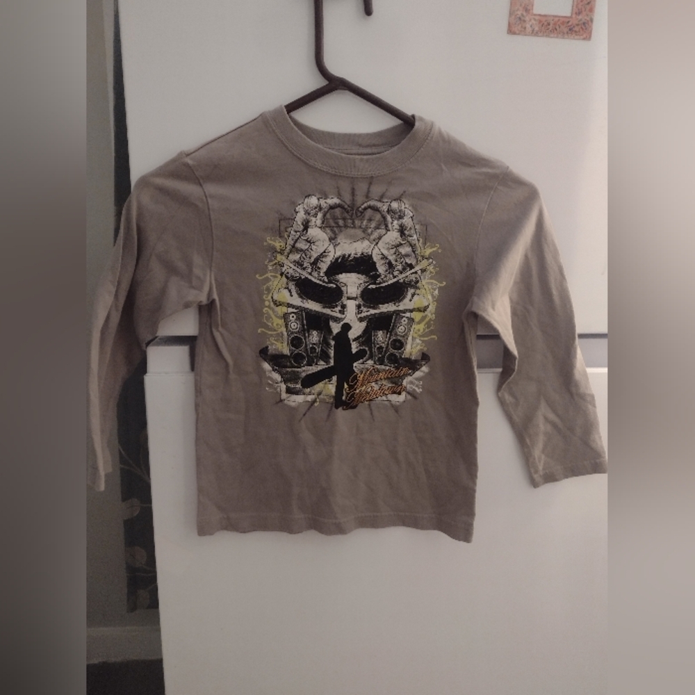 Place Gray Long Sleeve Tee with Captivating Graphic Size S(5/6